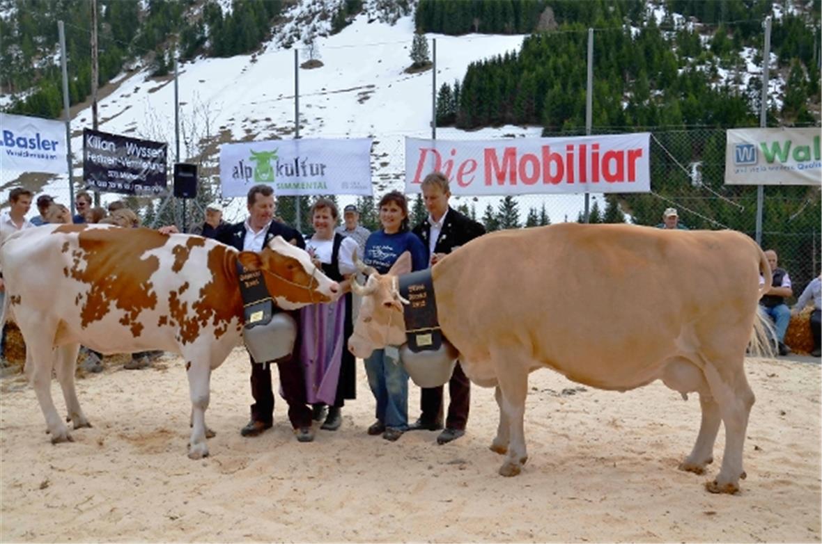 Miss Schöneuter Coca und Miss Fermel Bea gratulieren sich gegenseitig. Gross ist die Freude bei Johann und Silvia Gobeli und bei Patricia und Ueli Stucki.