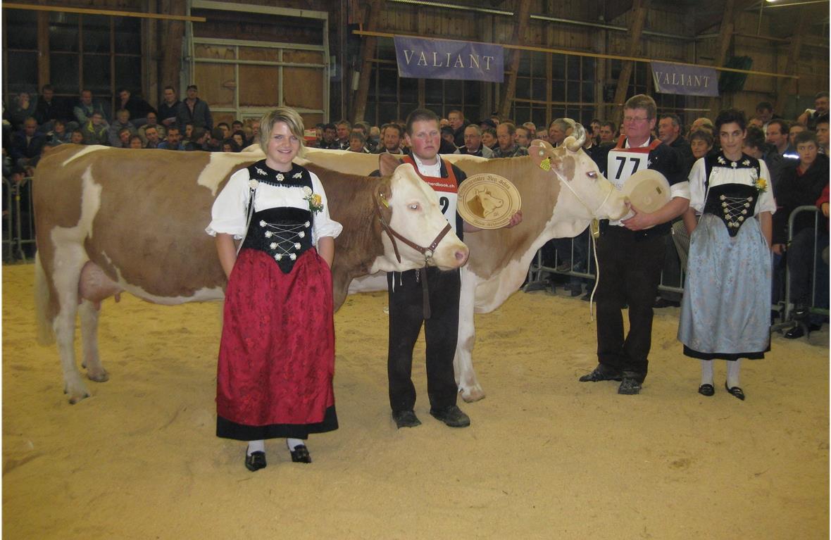 Miss Schöneuter Marisa von Edwin Griessen, Matten und Miss Simmental von Adrian Rieder, St.Stephan.