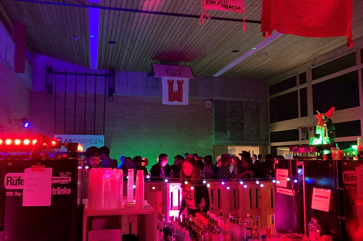 Mit 40 Helfern in den Party-Spass: Die Ski-Chilbi in Erlenbach war wieder einmal ein voller Erfolg.