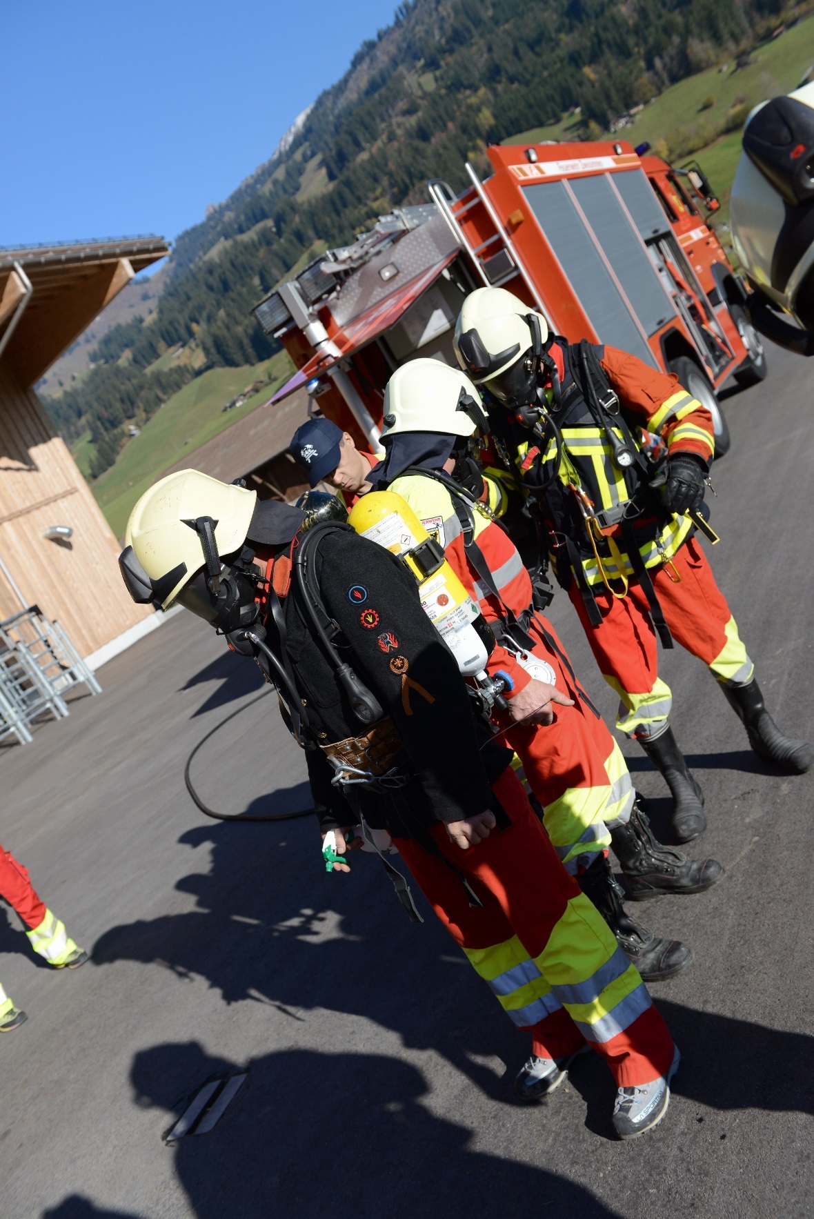 Mit Atemschutzmaske ausgerüstet und von seinen Kollegen begleitet, durchläuft Pe...
