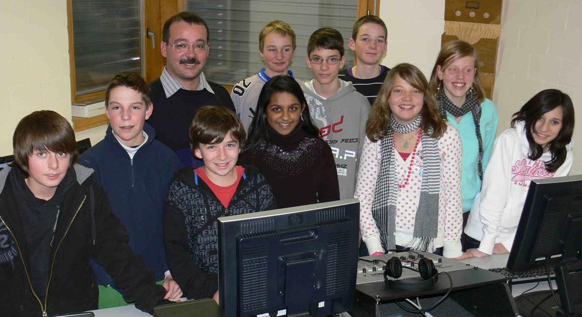 Mit Begeisterung machen die Lenker Realschüler von Lehrer René Müller am Projekt Radio Chico mit. Kajana (mitte) sorgt als Radio-Praktikantin im mobilen Studio dafür, dass alles rund läuft.