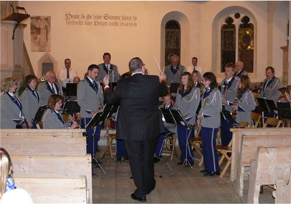 Mit Blasmusik und Chorgesang hat sich Dirigent Janzi etwas besonderes ausgedacht. Die Zuhörerschaft im Kirchenschiff sang kräftig mit.