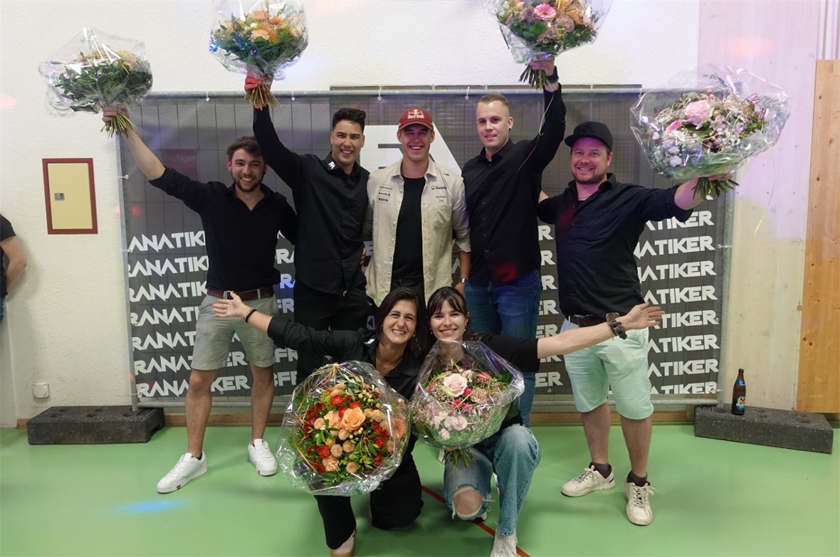 Mit Blumen dem Vorstand des Fanclubs für das riesige Engagement gedankt (von links): Benedikt Ast, Kevin Wälti, Skirennfahrer Franjo von Allmen, Sandro Siegenthaler und Cedric Rufener sowie Egzona Bekteshi und Evelyne Bieri (knieend).