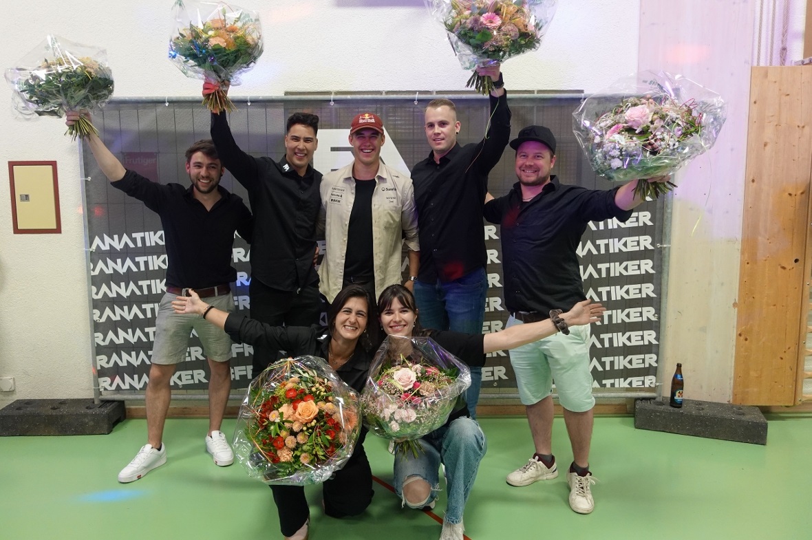 Mit Blumen dem Vorstand des Fanclubs für das riesige Engagement gedankt (von lin...