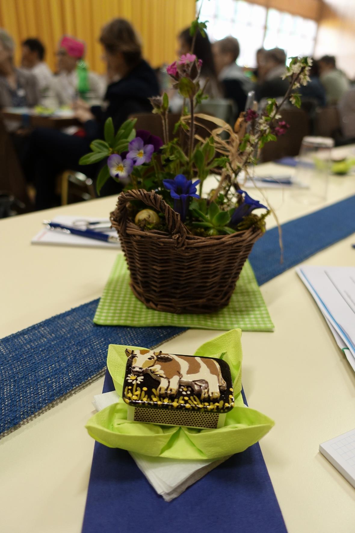 Mit Blumen und von Barbara Bergmann gefertigten Zündholzschachteli mit Simmental...