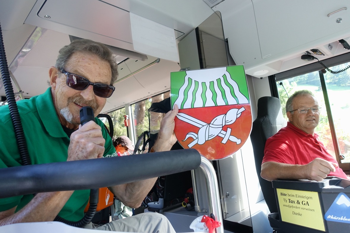 Mit Chauffeur Sepp Matzinger unterwegs auf die Iffigenalp erläutert der Simmenta...