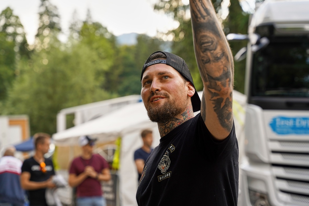 Mit Engagement wurden den Fahrern beim Geschicklichkeitsfahren von den anderen T...