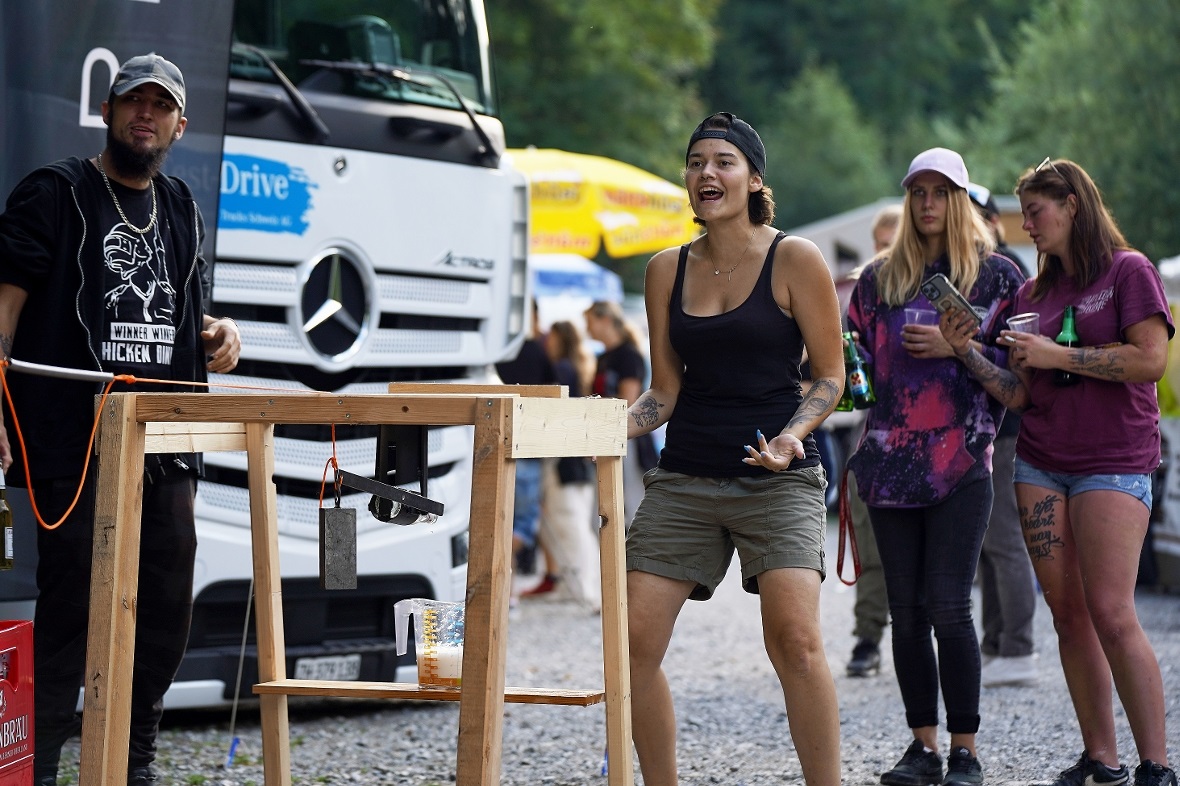 Mit Engagement wurden den Fahrern beim Geschicklichkeitsfahren von den anderen T...