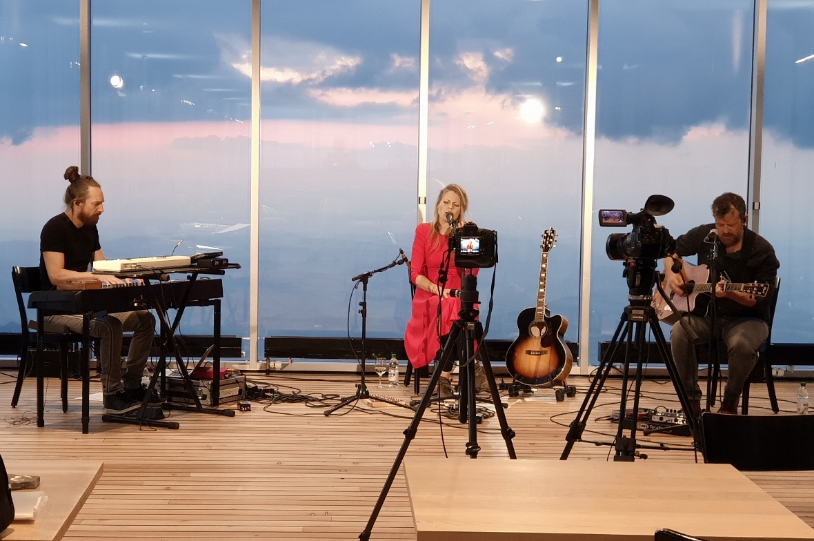 Mit Jaël und dem «Akustik Trio Streaming Konzert» startete der Kultursommer auf dem Niesen per Live-Stream.