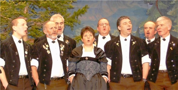 Mit Jodellieder und Jutz verschiedener Komponisten. Die Bärgrose Jodler standen mit ihrer Jodlerin Elsbeth Hauswirth am Unterhaltungsabend im Scheinwerferlicht.