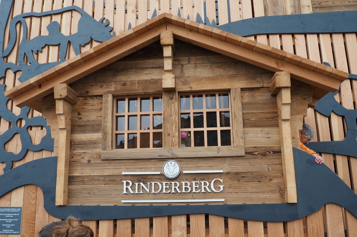 Mit Liebe im Detail wurden die neue Fassade und auch der Spielplatz gestaltet. D...