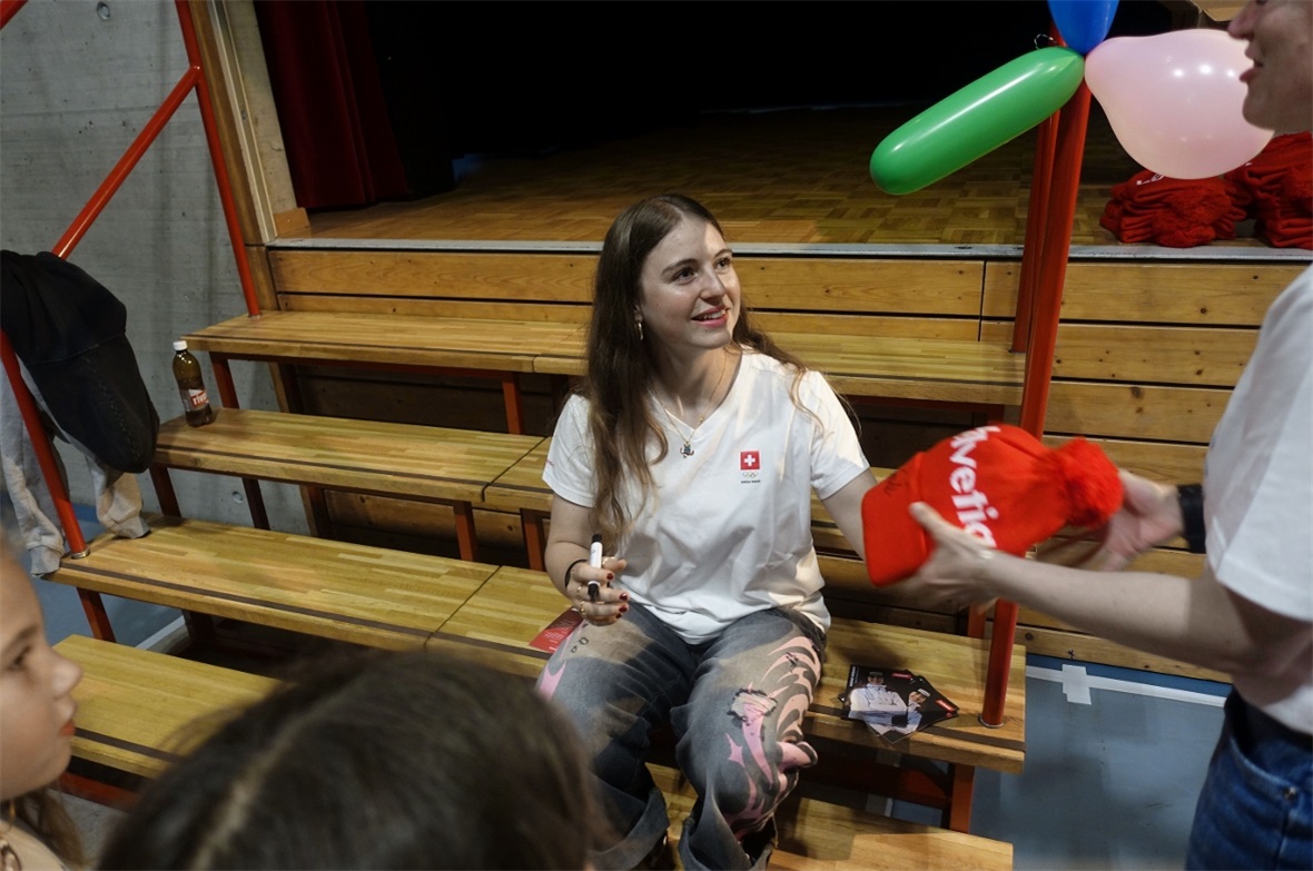 Mit Mützen und Autogrammkarten ausgerüstet, gab Noémie Wiedmer mit Freude Autogramme.