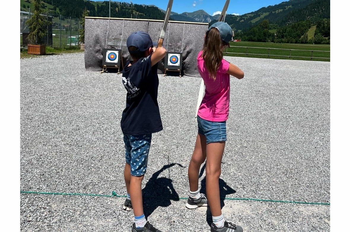 Mit Pfeil und Bogen auf der Scheibe ins Schwarze zu treffen erfordert viel Übung...