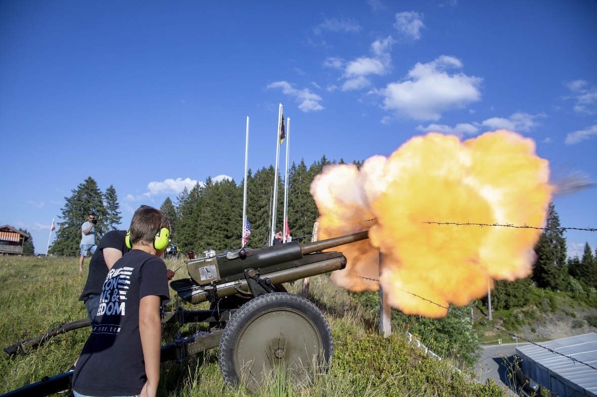 Mit Salutschüssen wurde das Fest am Freitagabend eröffnet.