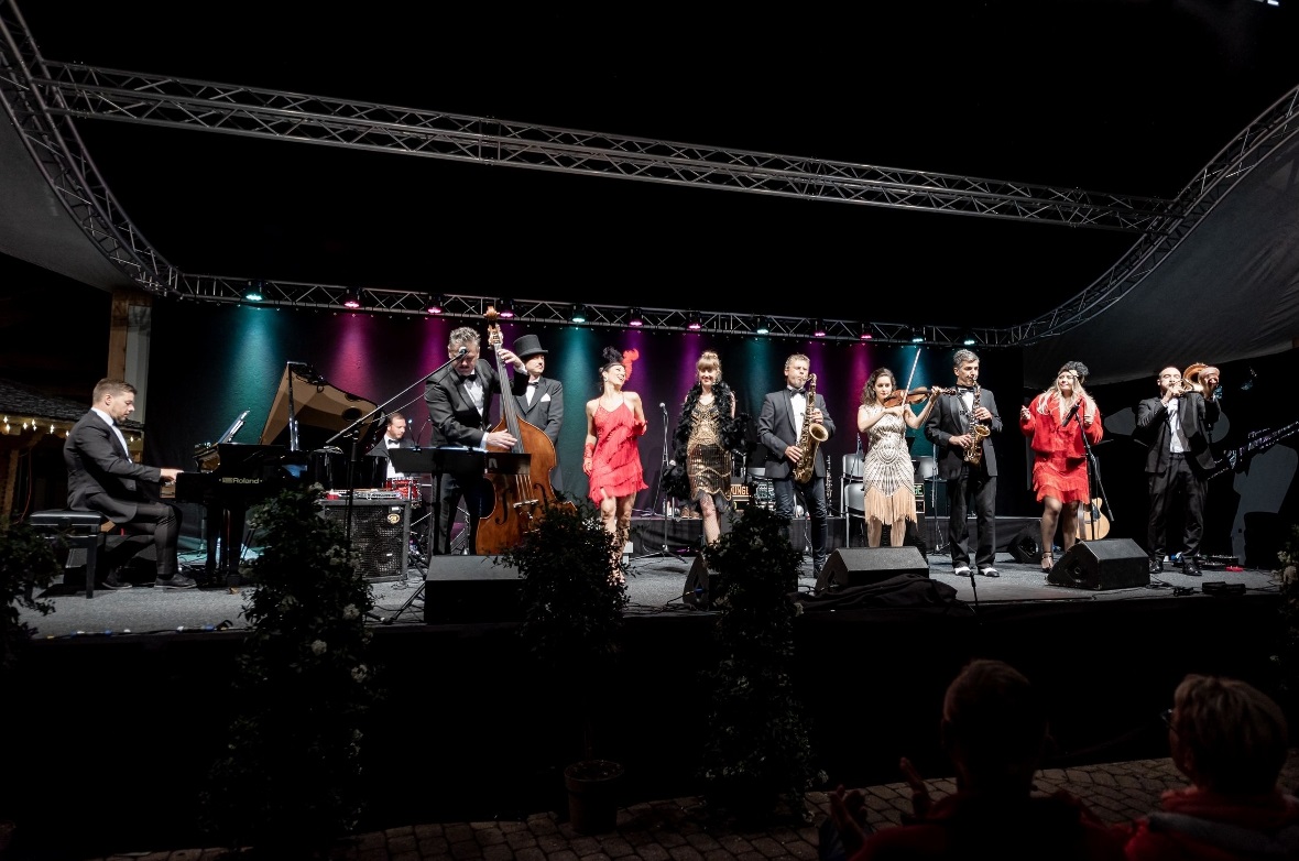 Mit Schirm, Charme und Melone? Doch eher mit Frack, Zylinder und Burlesque.