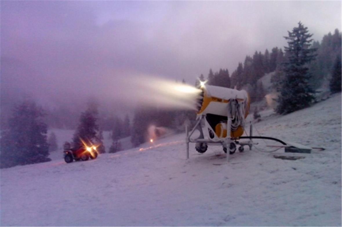 Mit Schneekanonen wird eine feste Unterlage geschneit.