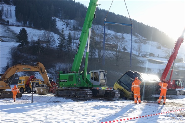 Mit Seilzügen zog das gelbe Spezialfahrzeug (links unter dem Baggerarm) den Steuerwagen aus seiner Seitenlage behutsam auf.
