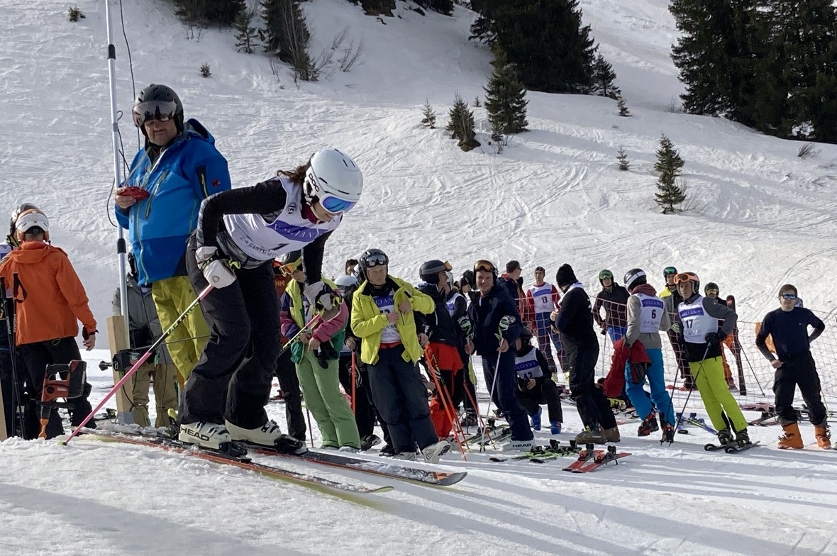 Mit Startnummer 1 eröffnete Corinne Burri das Firmenskirennen.