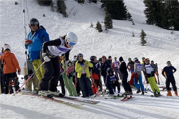Mit Startnummer 1 eröffnete Corinne Burri das Firmenskirennen.