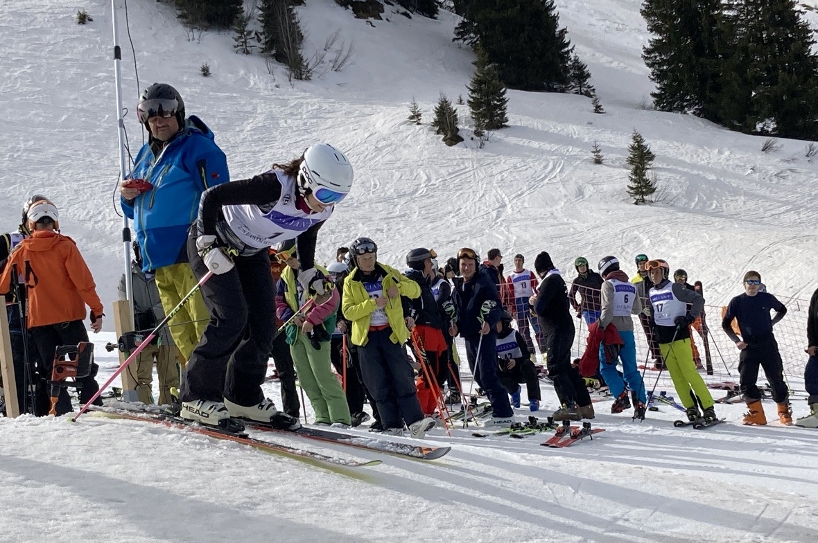 Mit Startnummer 1 eröffnete Corinne Burri das Firmenskirennen.