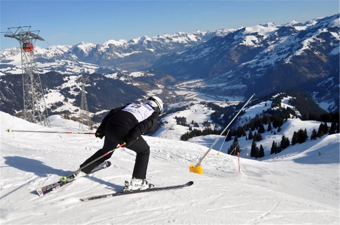 Mit Startnummer 29 schiesst Bruno Kernen in die Chäle, vor sich die super Rinderberg Piste. Mit der Nr. 29 hatte der Schönrieder am 23. Januar 1983 als Mitglied des B-Kaders überraschend auf der legendären «Kitzbühler-Streiff» gewonnen.