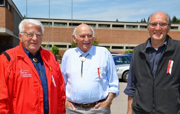 Mit Stolz zeigen Gottfried Matti, Hans Lengacher und Christian Schwizgebel, Lauenen (von links) den goldenen Ehrenzweig.