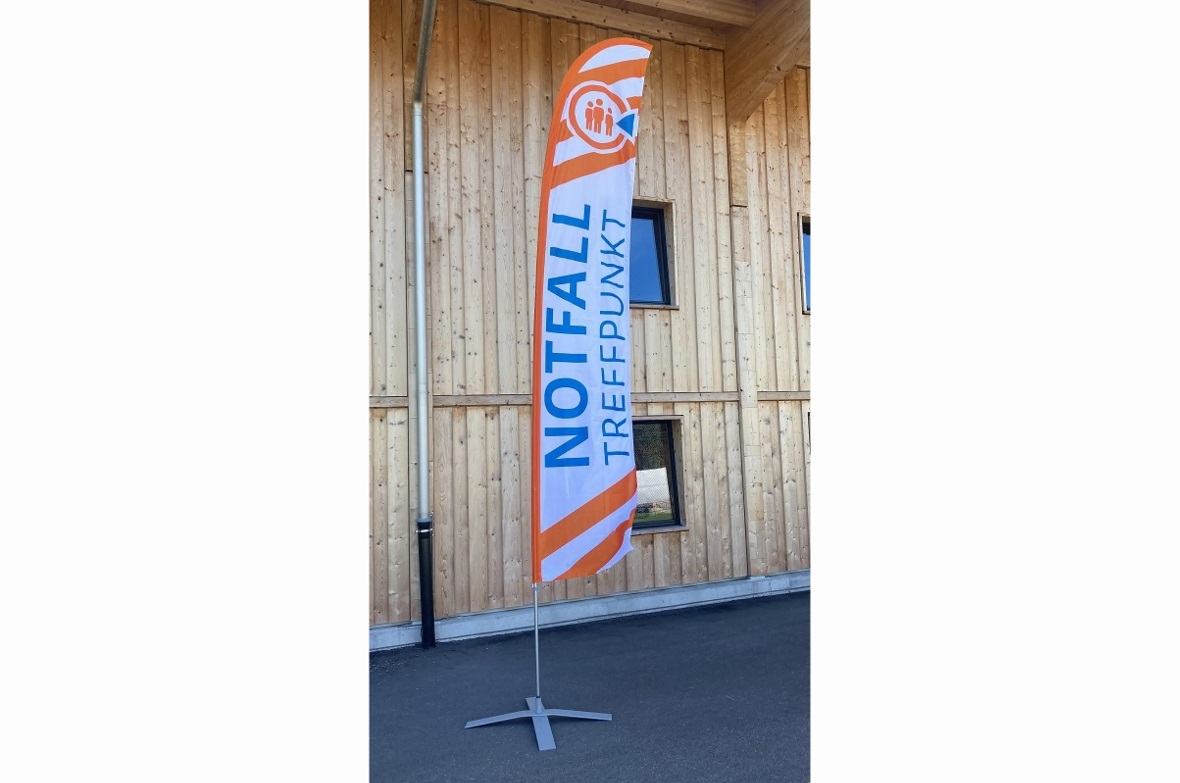 Mit Tafeln oder Fahnen werden die Treffpunkte signalisiert.