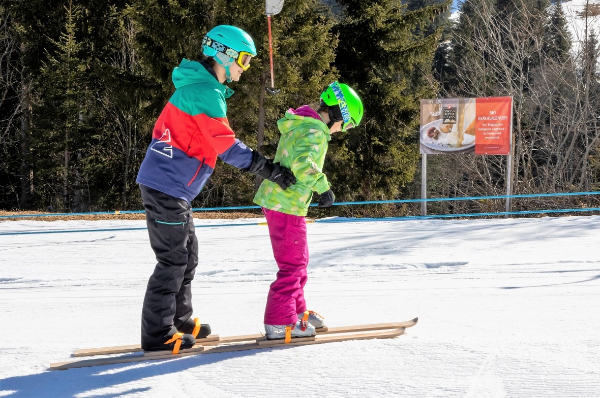Mit Tandem-Ski ist es nicht so einfach zu laufen.