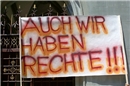 Mit Transparenten, Plakaten und Schrifttafeln machten die Kundgebungsteilnehmer ...