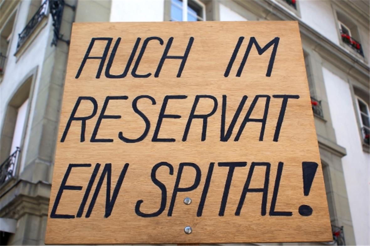 Mit Transparenten, Plakaten und Schrifttafeln machten die Kundgebungsteilnehmer ...