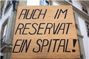 Mit Transparenten, Plakaten und Schrifttafeln machten die Kundgebungsteilnehmer ...