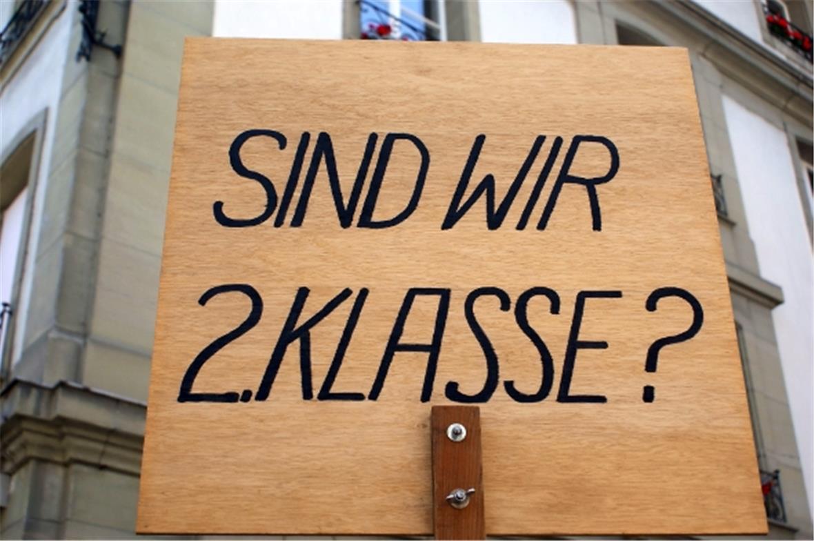 Mit Transparenten, Plakaten und Schrifttafeln machten die Kundgebungsteilnehmer ...