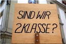 Mit Transparenten, Plakaten und Schrifttafeln machten die Kundgebungsteilnehmer ...