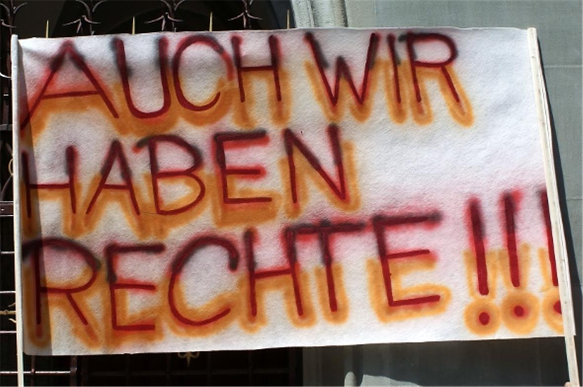Mit Transparenten, Plakaten und Schrifttafeln machten die Kundgebungsteilnehmer ...