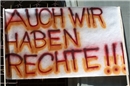 Mit Transparenten, Plakaten und Schrifttafeln machten die Kundgebungsteilnehmer ...
