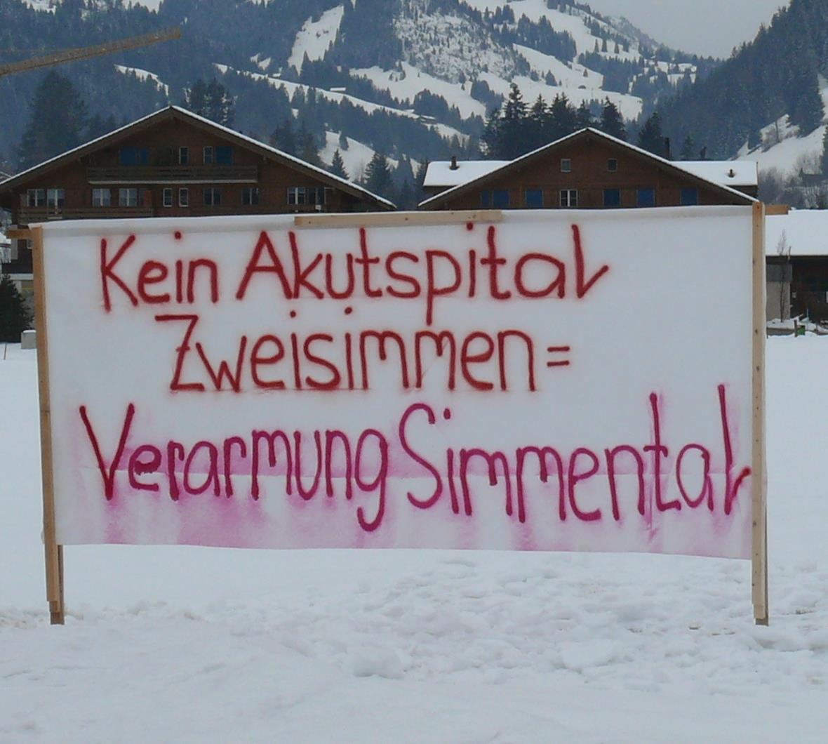 Regierungsratsdelegation betont Dialogbereitschaft Mit Transparenten wurden die Regierungsräte auf der Fahrt nach Zweisimmen über die Probleme der Simmentaler informiert.