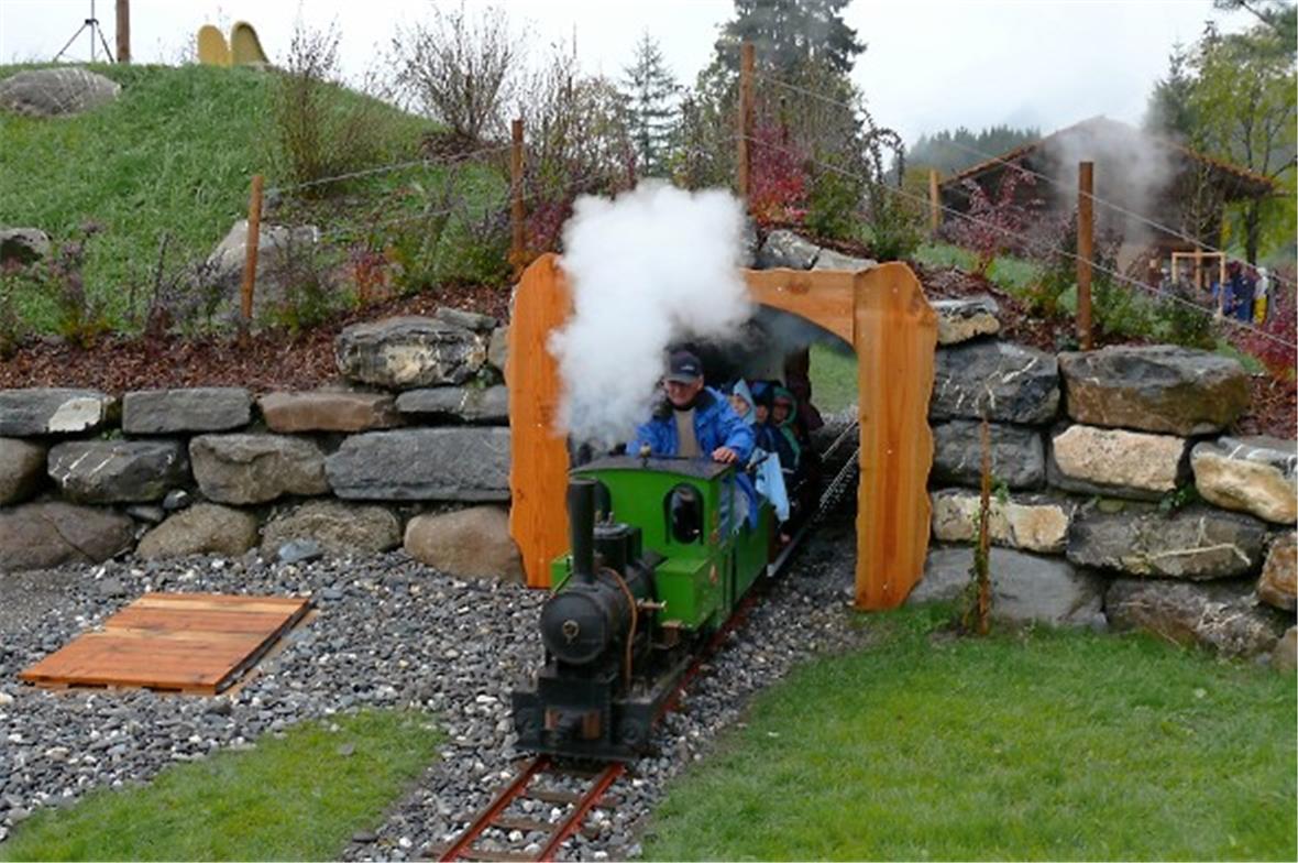 Mit Volldampf durchs Tunnel.
