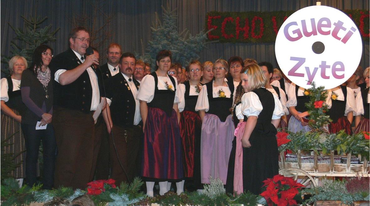 Mit allen 70 Mitwirkenden auf der Bühne feierte die Jodlergruppe «Echo vom Flösch» die CD-Taufe. Ueli Moor, der stolze und in Jodlerkreisen prominente Götti verspricht «Gueti Zyte» unter das Volk zu bringen.