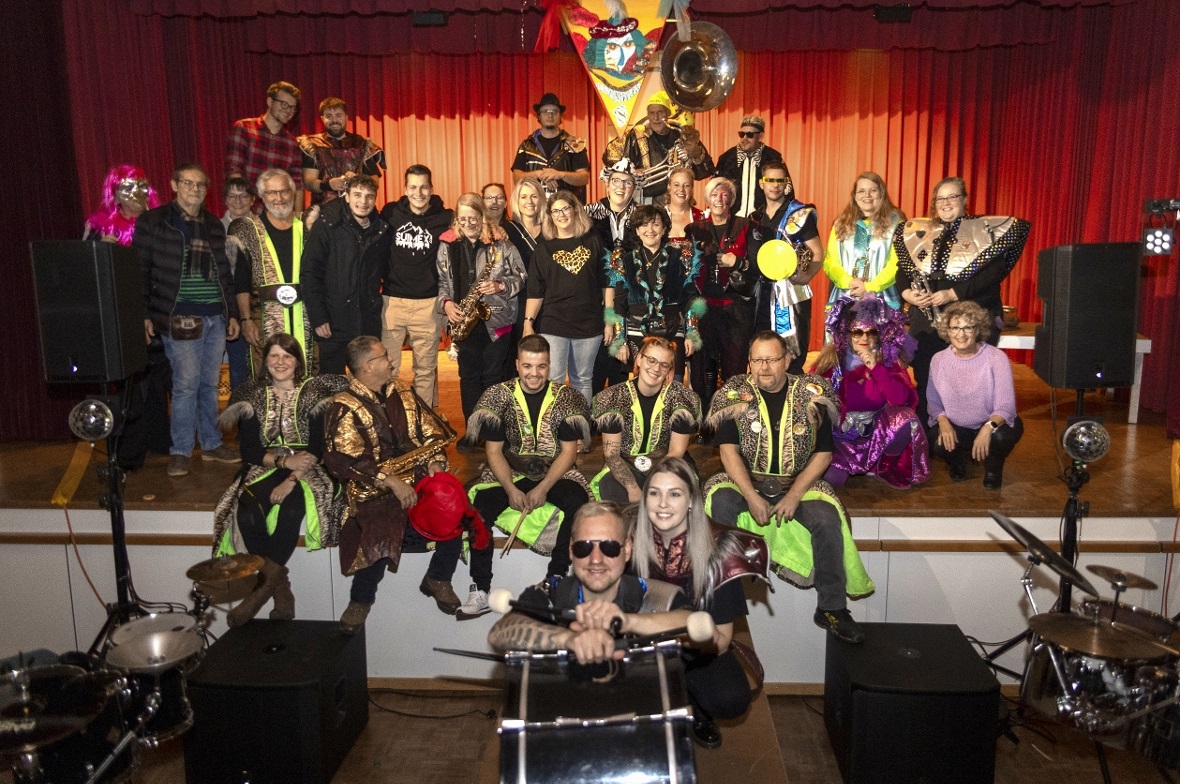 Mit allen ehemaligen und aktuellen Mitgliedern feierte die Guggenmusik Schattepööggle Wimmis den runden Geburtstag.