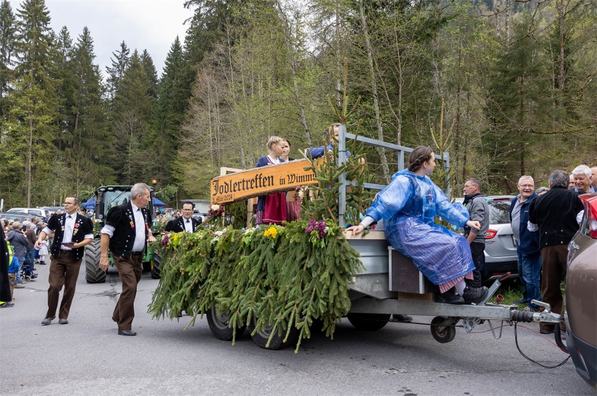 Mit beim Umzug dabei: Der Jodlerklub Wimmis, der im nächsten Jahr den Jodlertag organisieren wird.