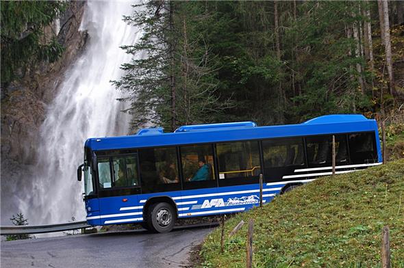 Mit dem Bus vorbei am Iffigfall: Auch in der kommenden Sommersaison bringt der öffentliche Verkehr Einheimische und Besucher an die schönsten Stellen an der Lenk.