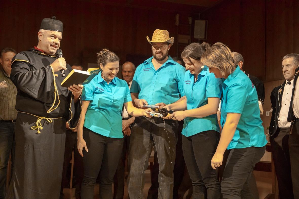 Mit dem Segen von Pfarrer Hanspeter Rupp konnten Corinne Knutti, Christian Fuchs...