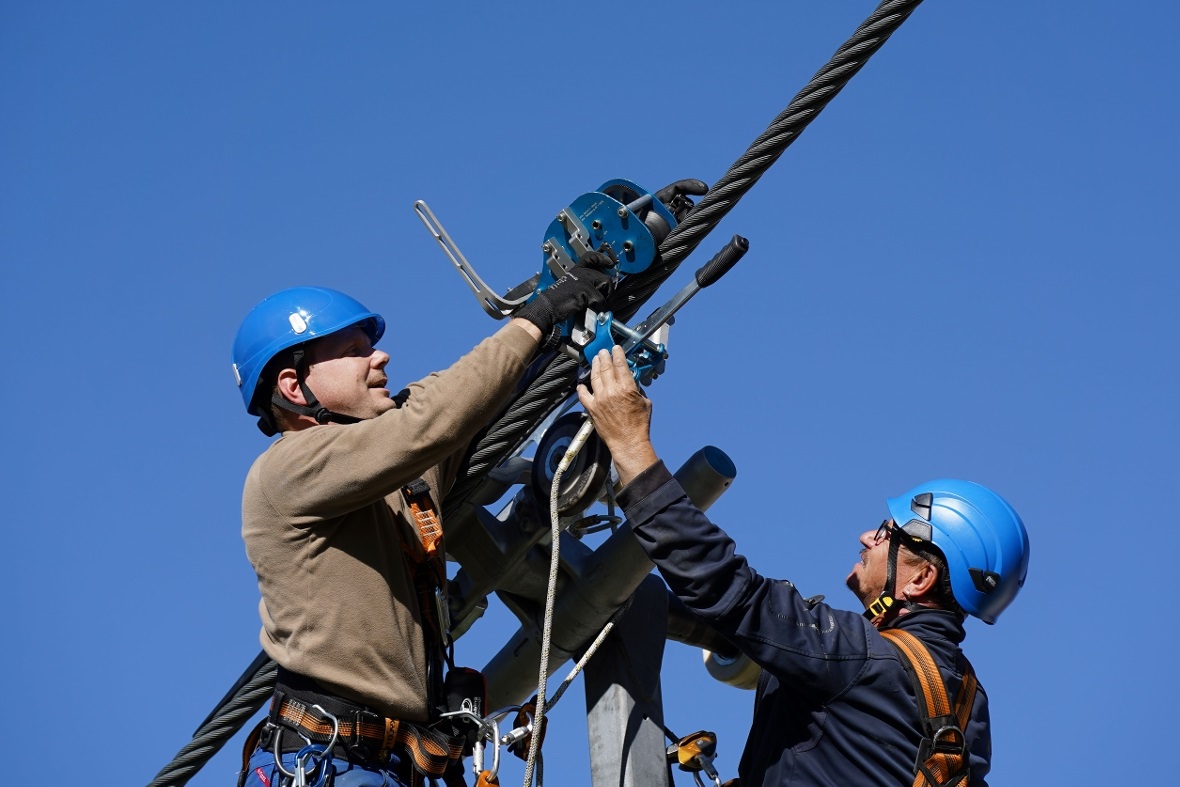 Mit dem Seilfahrgerät können sich die Retter am Seil von einem Sessel zum nächst...