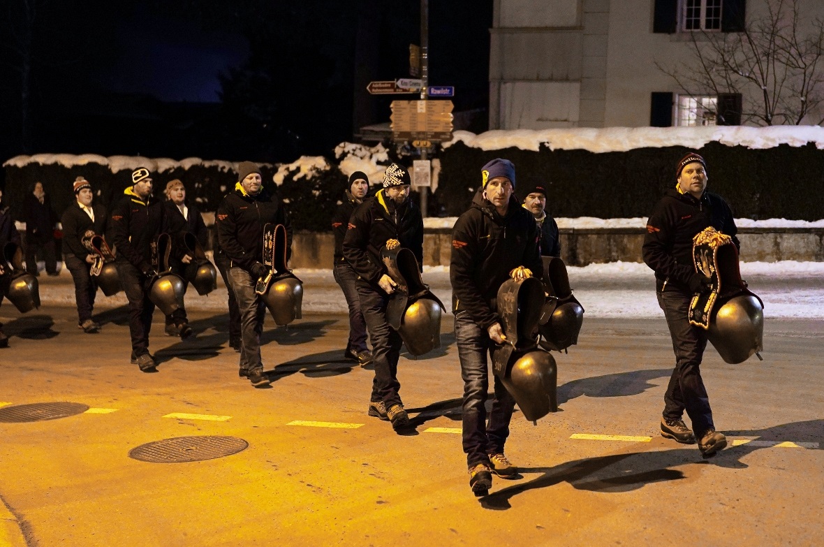 Mit dem Trychlerzug ging es gemeinsam von der Tourist-Info zum Maurenlift.