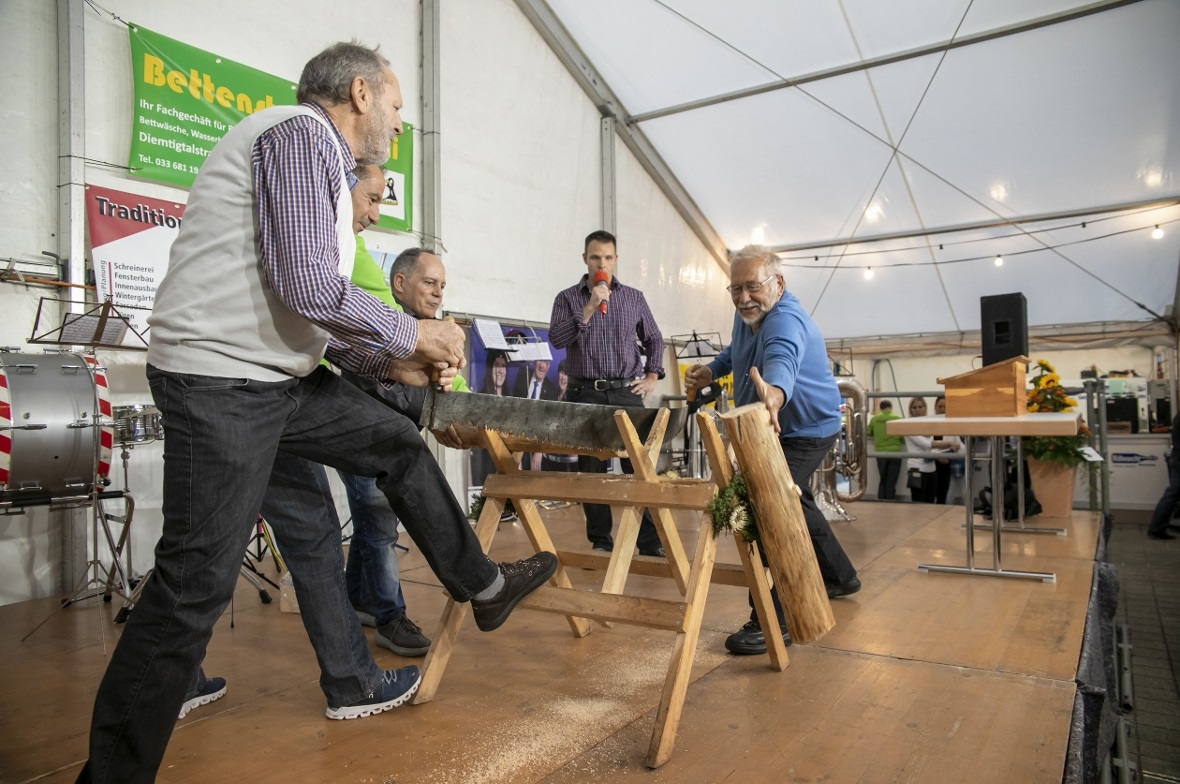 Mit dem Zersägen eines Baumstammes durch die beiden ehemaligen Präsidenten wurde die Ausstellung offiziell eröffnet.