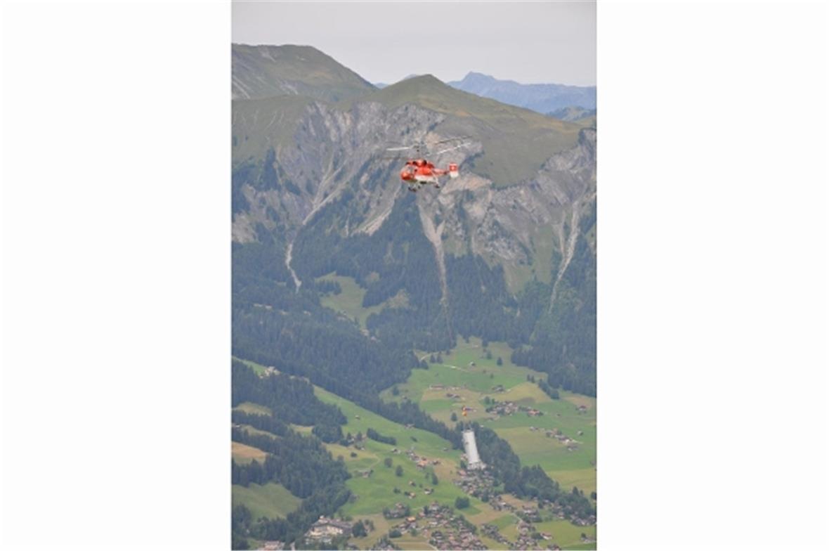 Mit dem grössten Lastenhelikopter der Schweiz wurden in einer spektakulären Akti...
