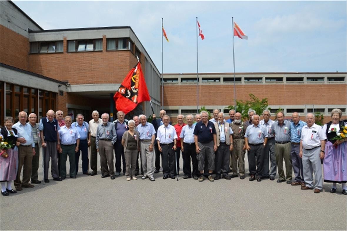 Mit den beiden Ehrendamen und der Veteranenfahne posieren die 80-jährigen VOSV-Ehrenveteranen. Erstmals kam mit Rosmarie Oswald aus Sundlauenen auch eine Schützin zu dieser Ehre.