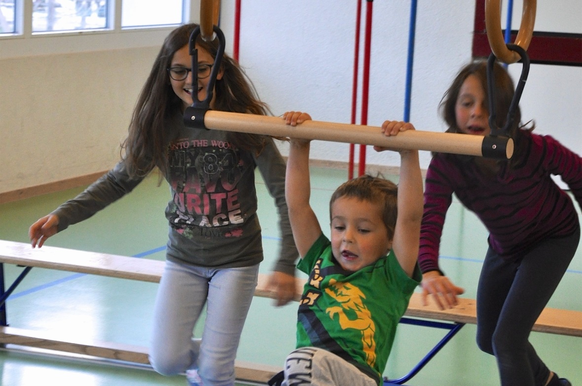 Mit den beiden Gottis mit etwas Schwung übers Hindernis.