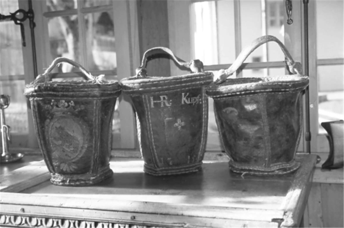 Mit den heute im Heimatmuseum von Zweisimmen aufbewahrten ledernen «Feuerkübeln», wurden per Menschenkette die Feuerwehrspritzen mit Wasser versorgt.
