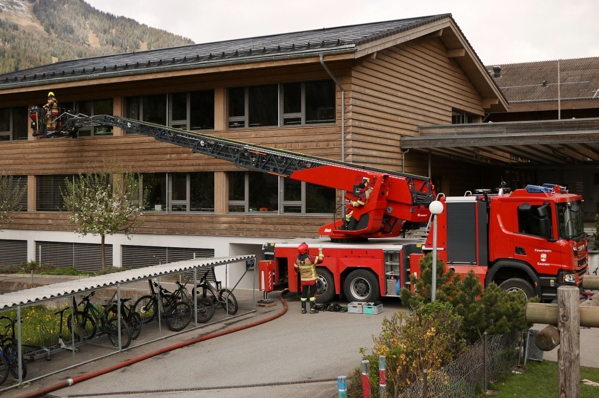 Feuerwehr und Schule St. Stephan übten Ernstfall Mit der Autodrehleiter der Feuerwehr Saanen wurden 16 Kinder und zwei Erwachsene rechtzeitig aus dem Schulzimmer gerettet.